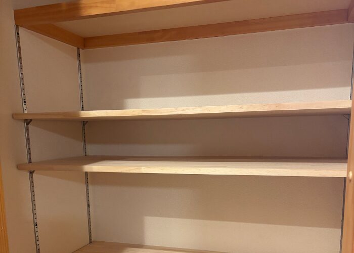 DIYで収納庫の棚を追加できた。